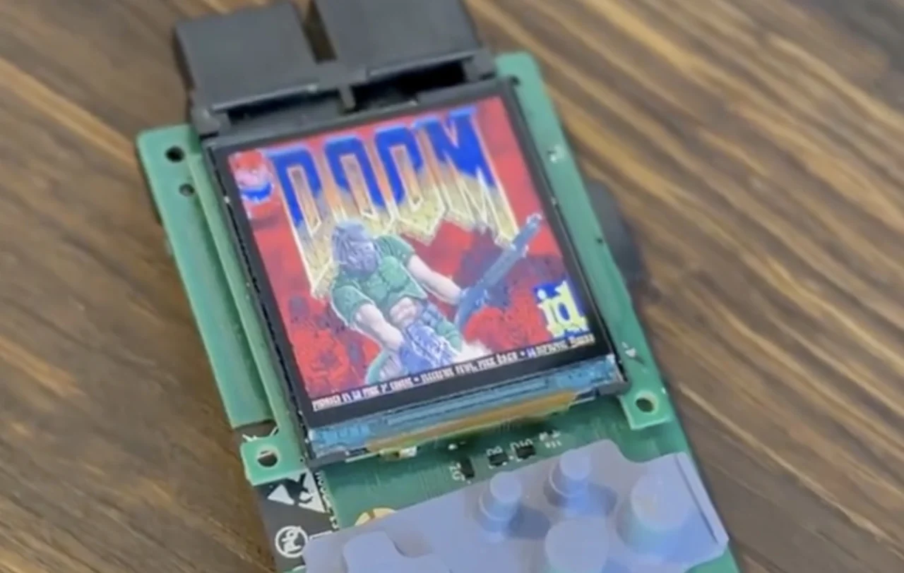 of-course-the-dreamcasts-most-powerful-vmu-can-play-doom-1.webp